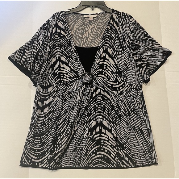 JM Collection Tops - Women's XL V-Neck Blouse with Black & White Design and Decorative Ring